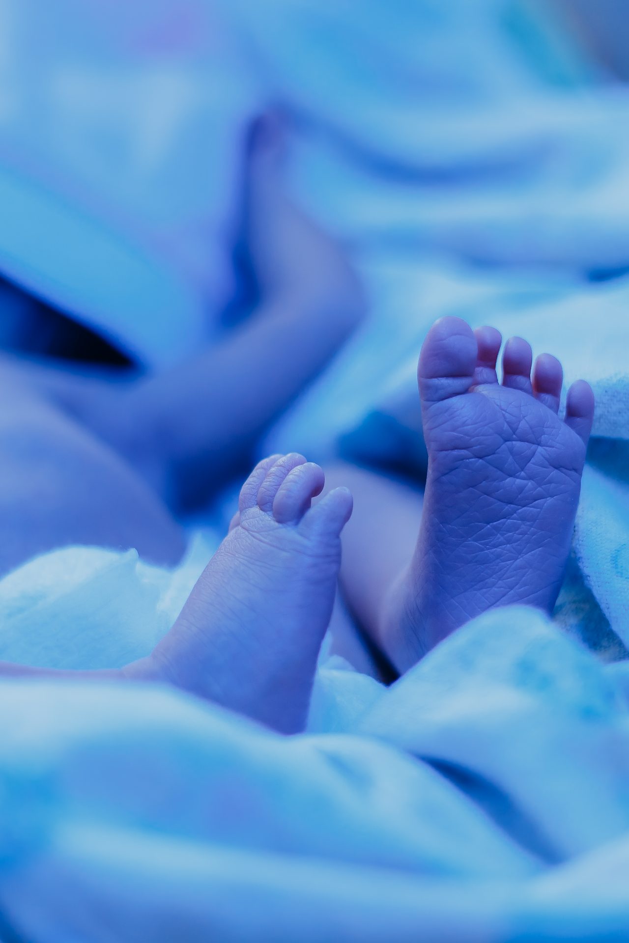 newborn-baby-lying-under-blue-lamp-because-of-bili-2021-09-02-08-01-06-utc-1280x1920.jpg